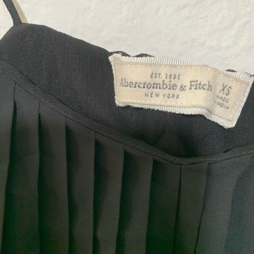 Abercrombie and Fitch Flowy Pleaded Tank Top - Picture 3 of 6